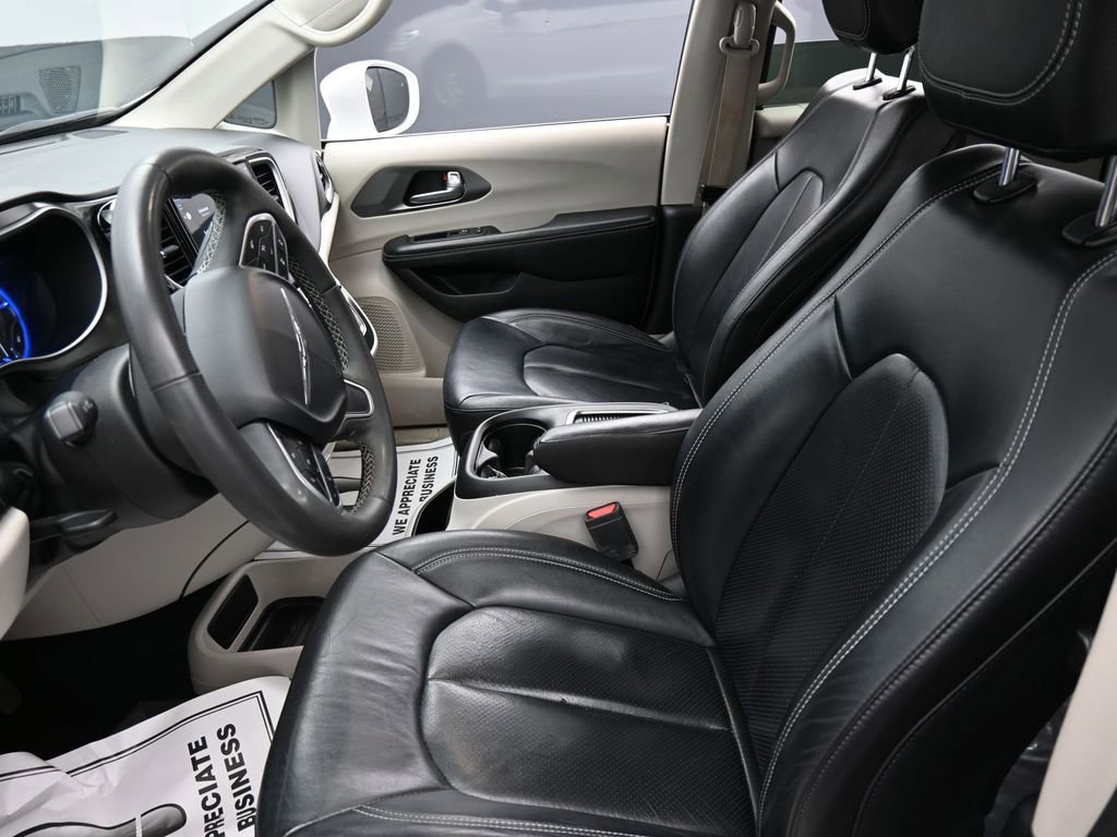 Used 2022 Chrysler Pacifica Touring-L image 10
