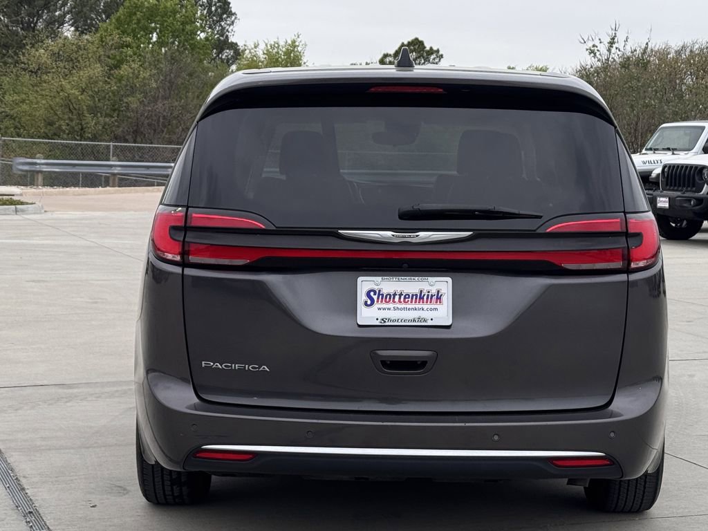 Used 2023 Chrysler Pacifica Touring-L image 5