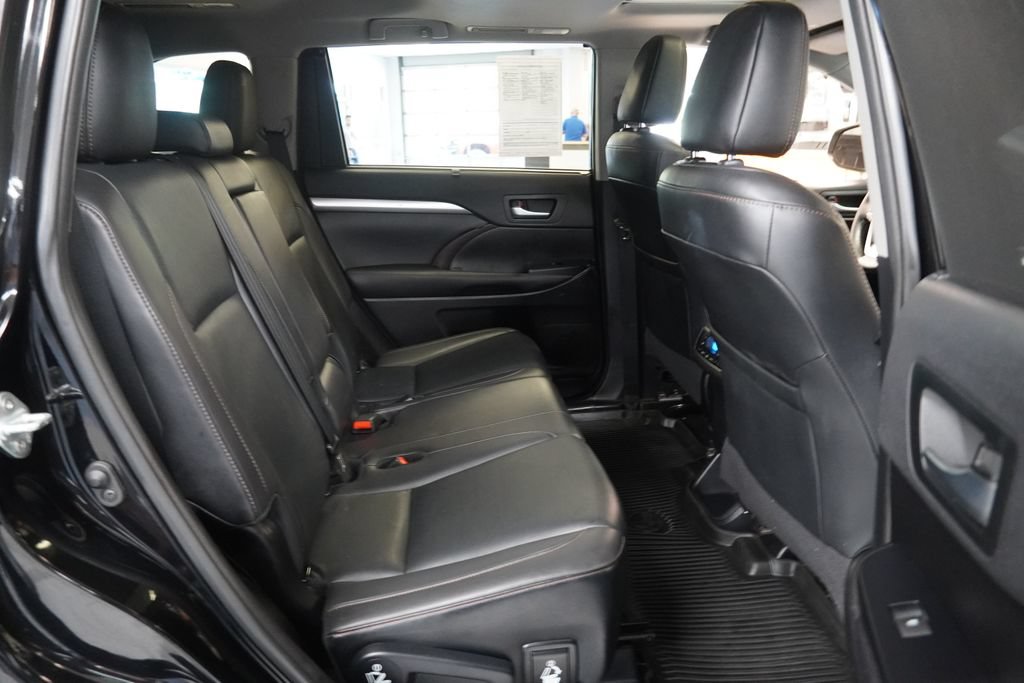 Used 2019 Toyota Highlander XLE AWD/4WD image 34