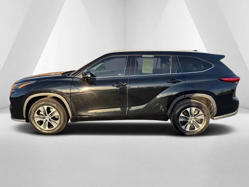 Used 2022 Toyota Highlander XLE FWD image 4