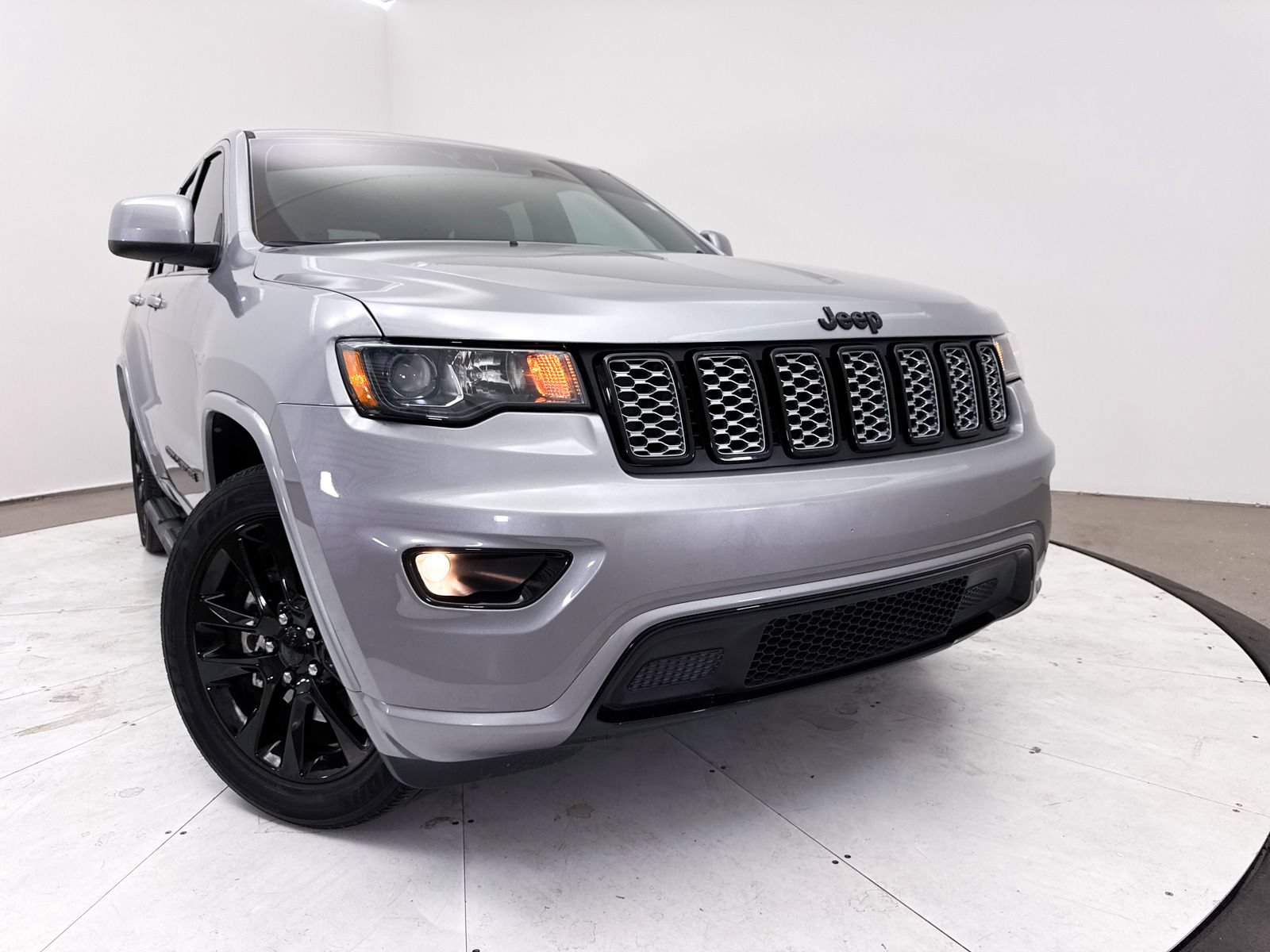 Used 2021 Jeep Grand Cherokee Laredo X AWD/4WD image 6