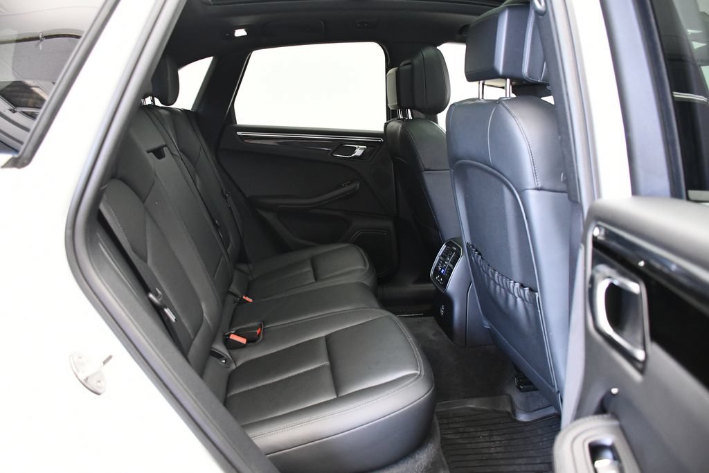 Certified 2023 Porsche Macan AWD/4WD image 46