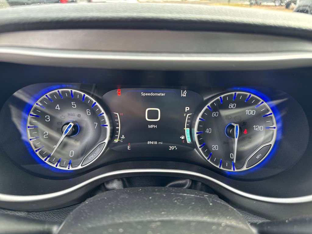 Used 2023 Chrysler Pacifica Touring-L image 11