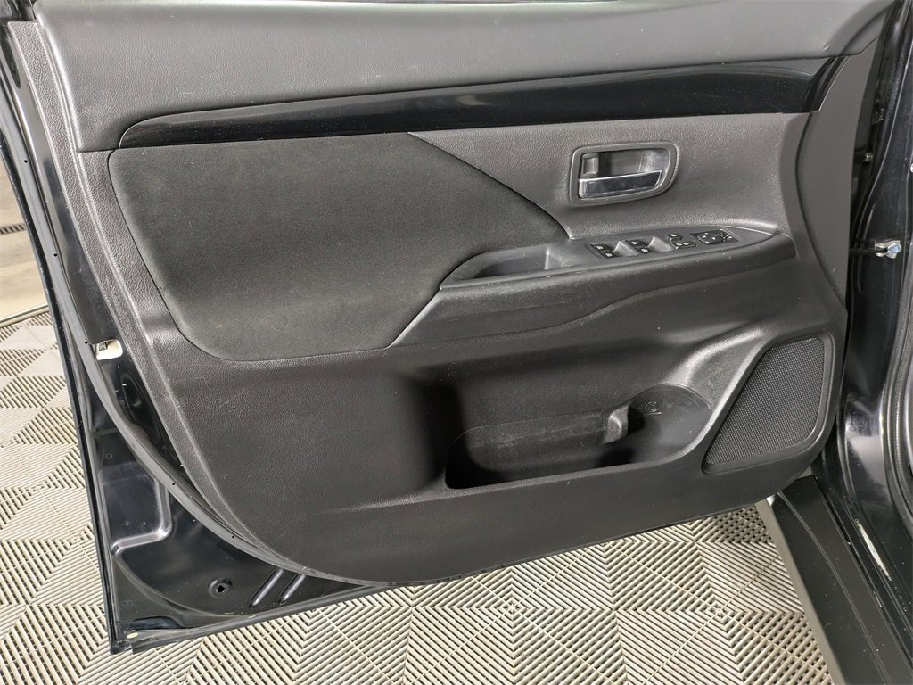 Used 2019 Mitsubishi Outlander ES image 13