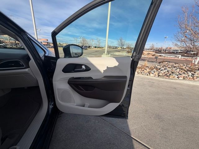 Used 2021 Chrysler Pacifica Touring-L image 20