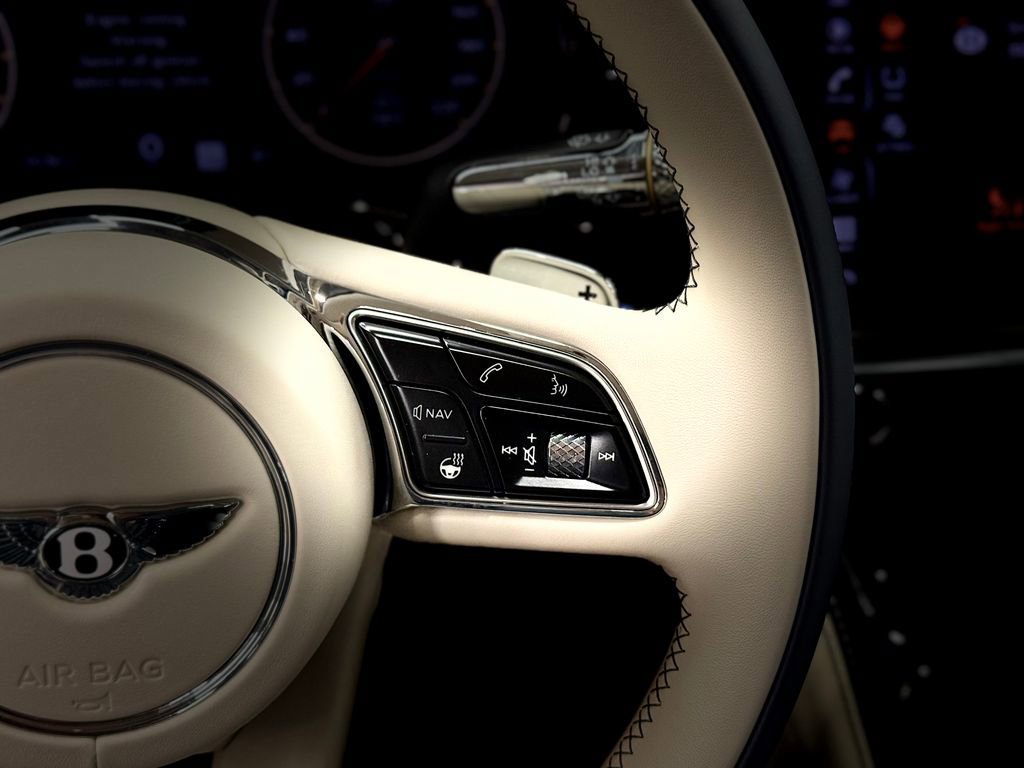 Used 2022 Bentley Flying Spur Plug-In Hybrid image 95