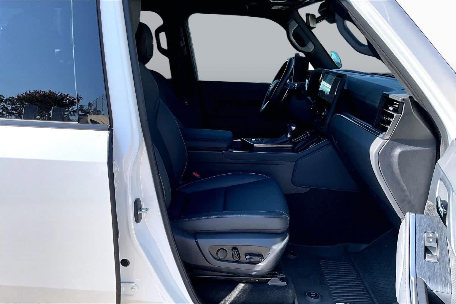 Used 2025 Lexus GX 550 w/ Accessory Package (2T) AWD/4WD image 11