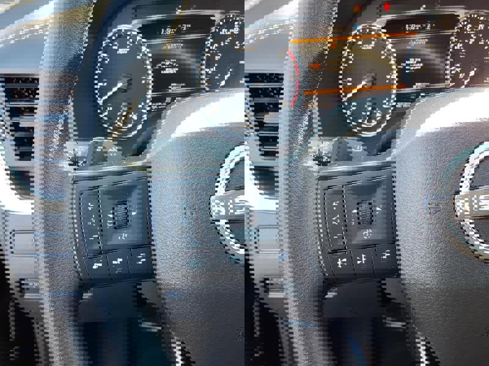 Used 2025 Nissan Rogue S image 13