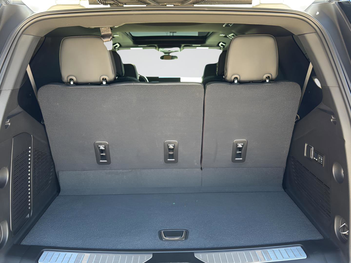 Used 2025 GMC Yukon Denali w/ Sun & Power Step Package image 24