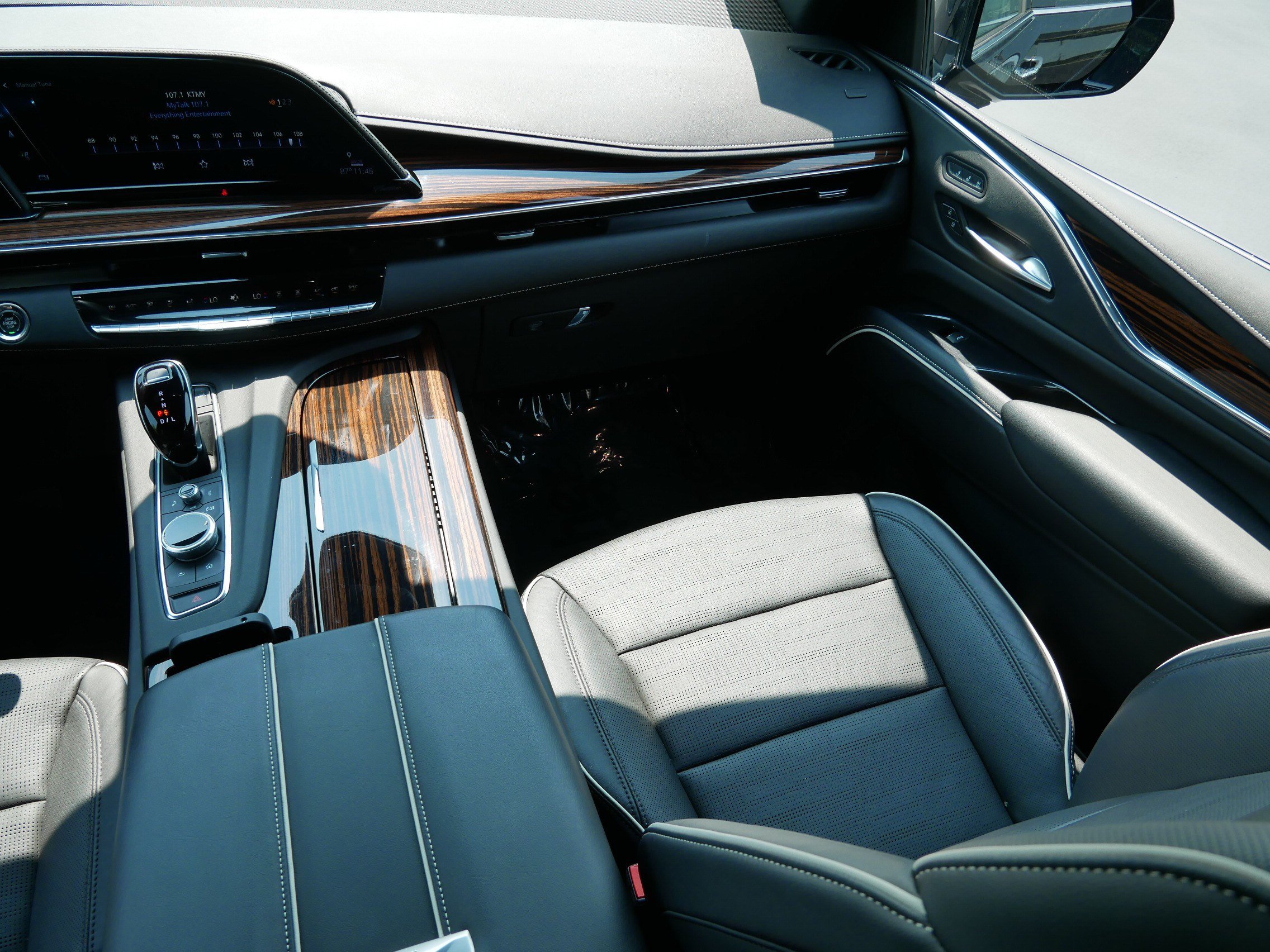 Certified 2023 Cadillac Escalade ESV Premium Luxury w/ Performance Package AWD/4WD image 9