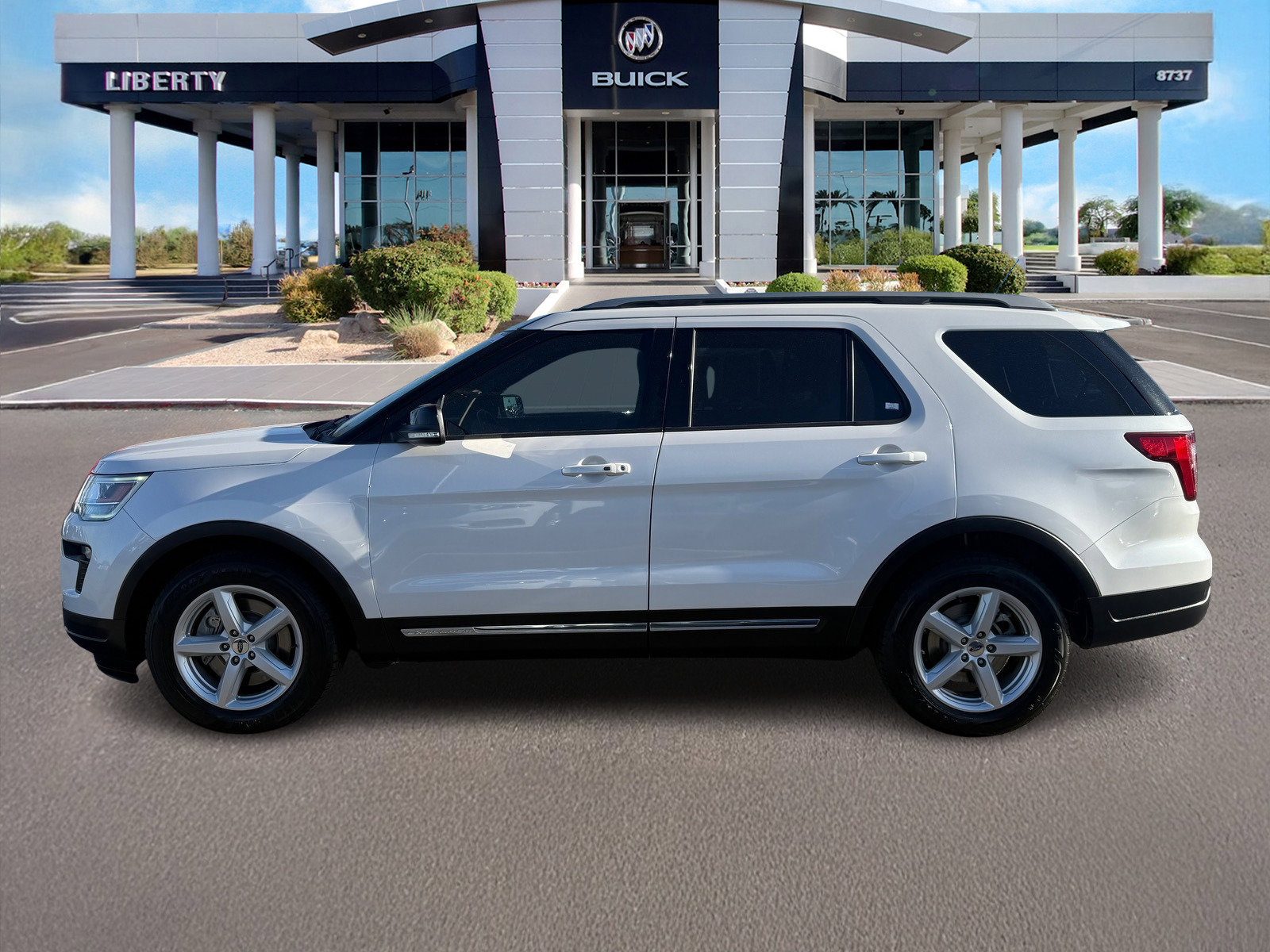 Used 2018 Ford Explorer XLT w/ Equipment Group 202A image 7