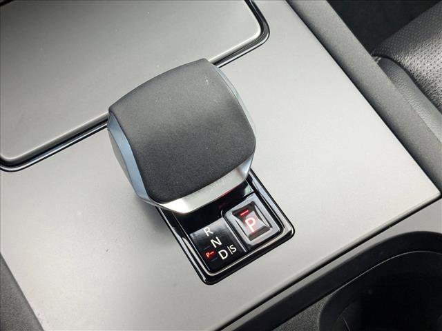 Used 2025 Land Rover Discovery Sport S image 12