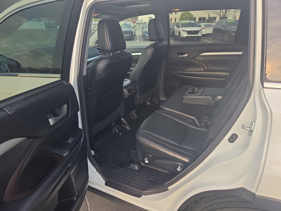 Used 2018 Toyota Highlander XLE FWD image 34