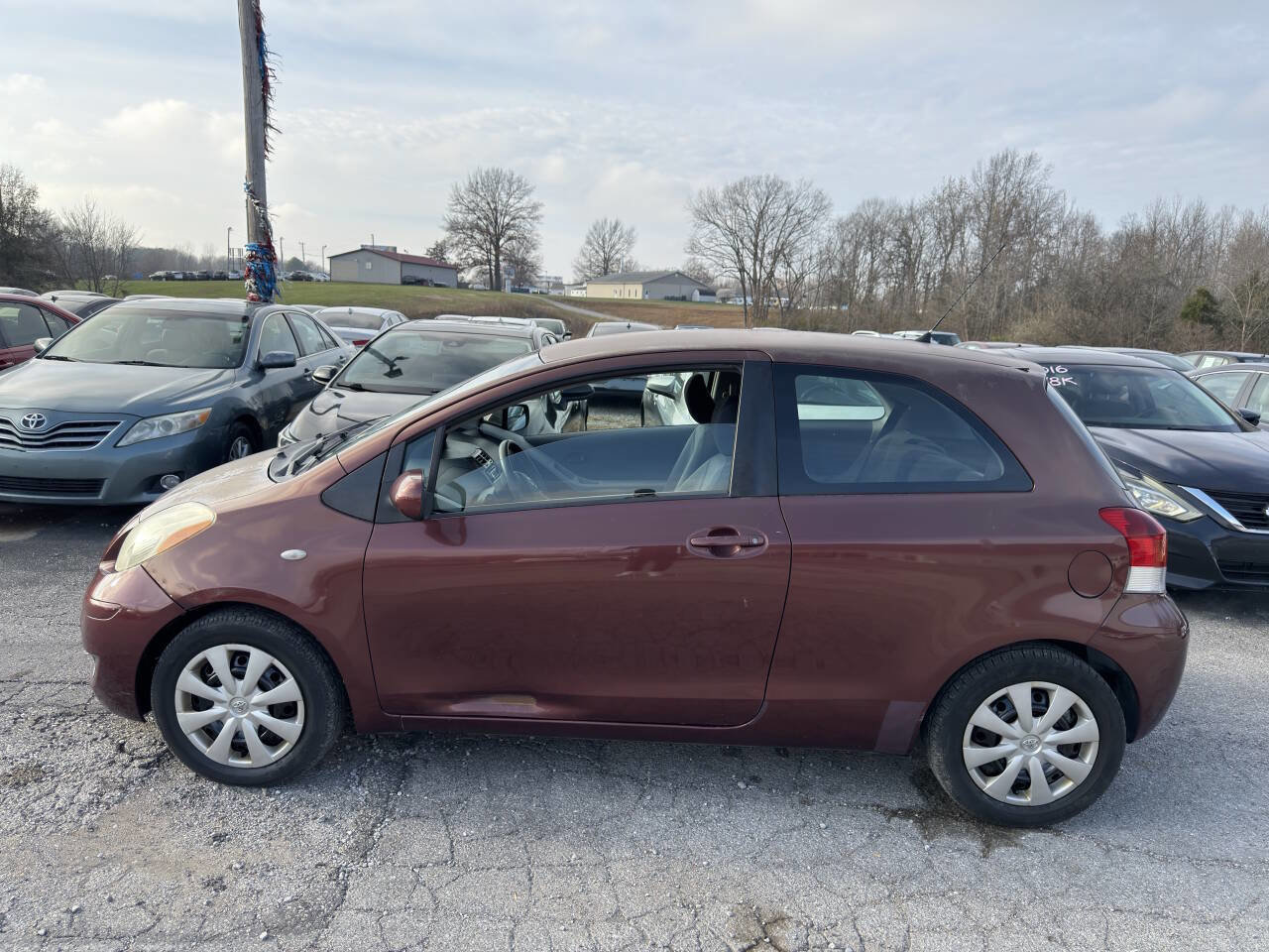 Used 2010 Toyota Yaris 2-Door Hatchback image 3