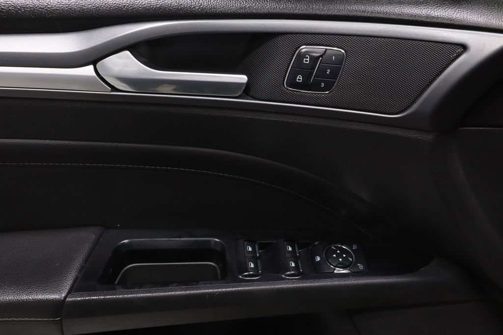 Used 2016 Ford Fusion Titanium FWD image 26
