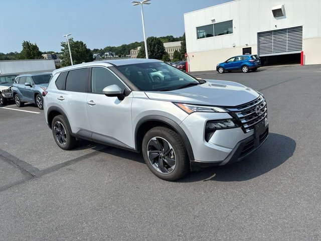 Used 2024 Nissan Rogue SV AWD/4WD image 2