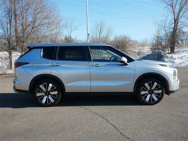 Used 2025 Mitsubishi Outlander SE image 8