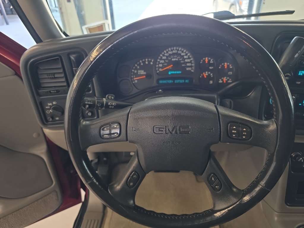 Used 2005 GMC Yukon XL SLT w/ SLT Preferred Equipment Group AWD/4WD image 10