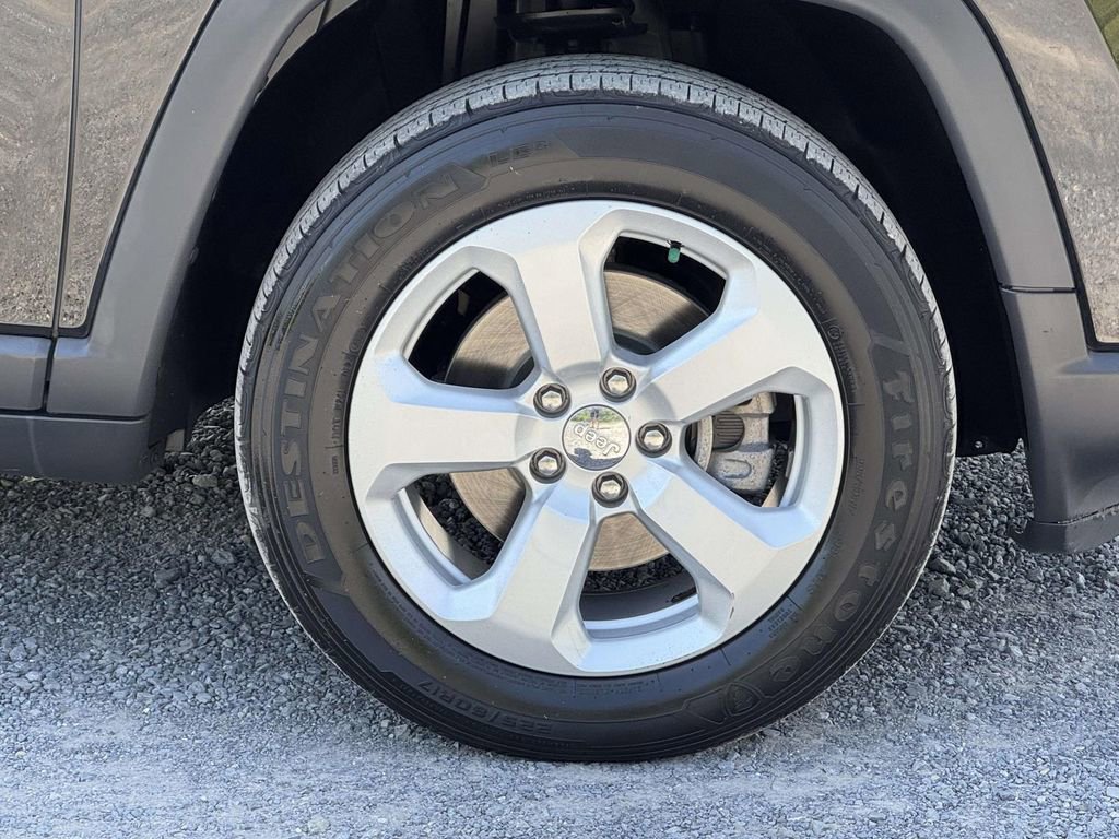 Used 2018 Jeep Compass Latitude w/ Cold Weather Group AWD/4WD image 12