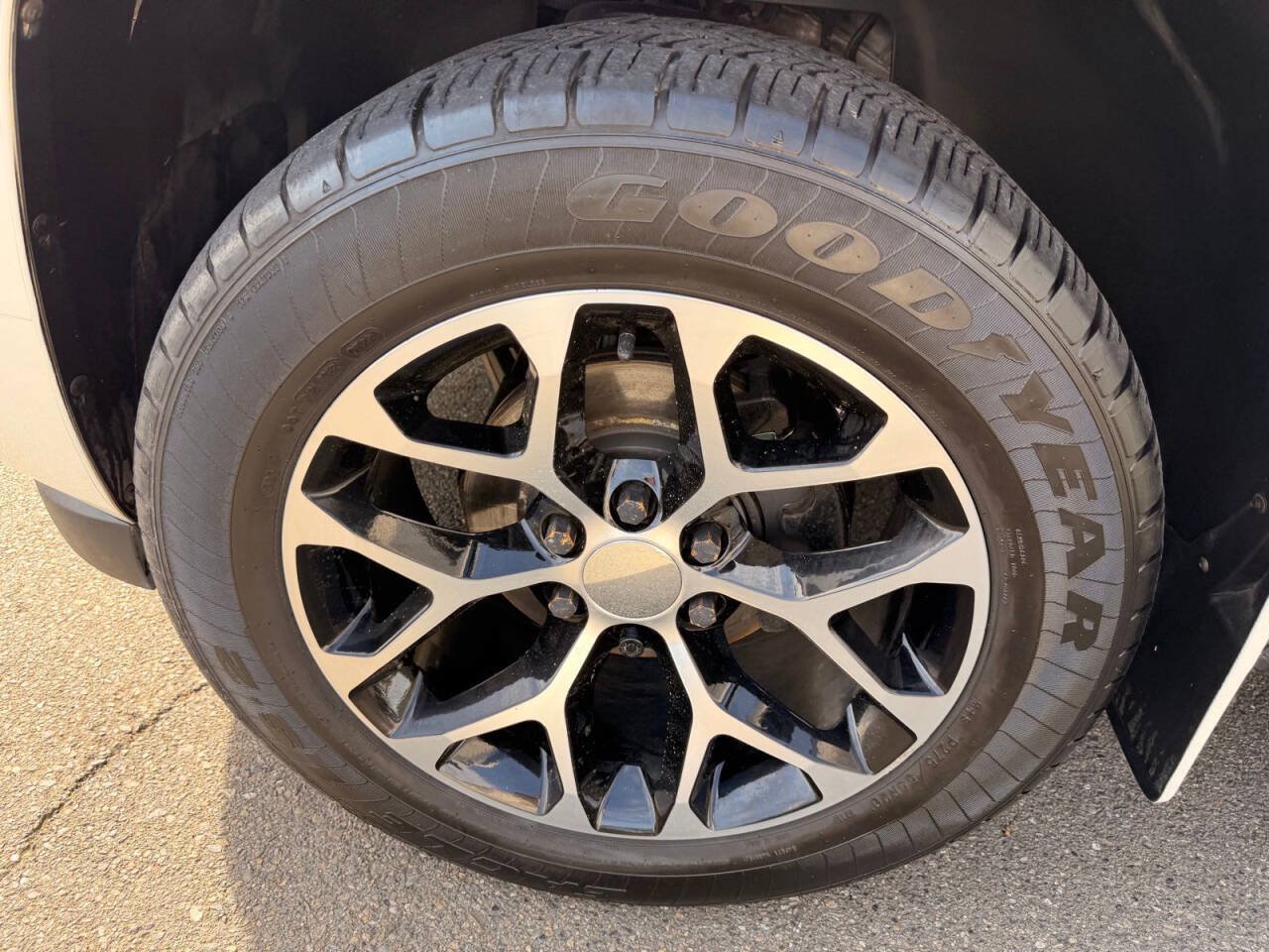 Used 2013 Chevrolet Avalanche LTZ AWD/4WD image 29