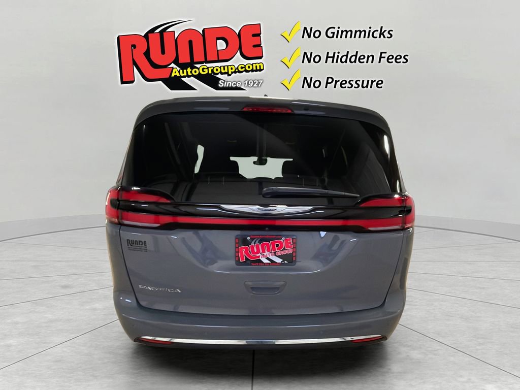 Used 2023 Chrysler Pacifica Touring image 4