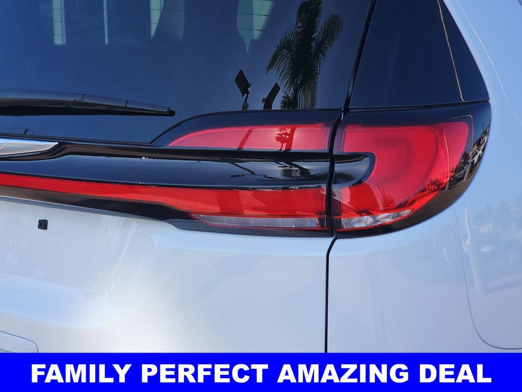 Used 2024 Chrysler Pacifica Select image 42