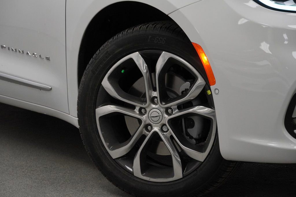 New 2026 Chrysler Pacifica Pinnacle image 4