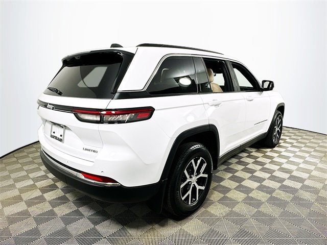 Used 2025 Jeep Grand Cherokee Limited w/ Luxury Tech Group II image 3