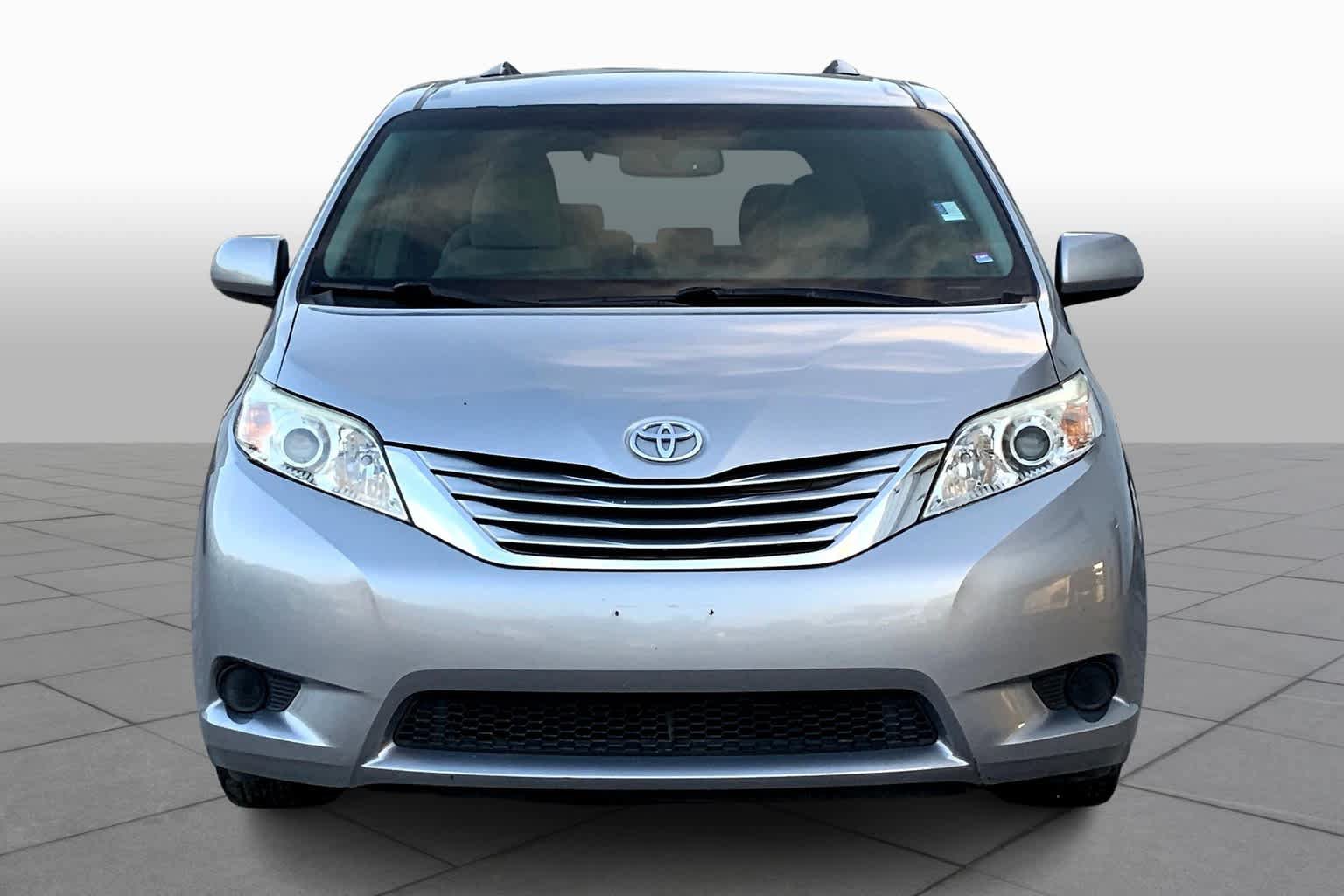 Used 2015 Toyota Sienna LE FWD image 4
