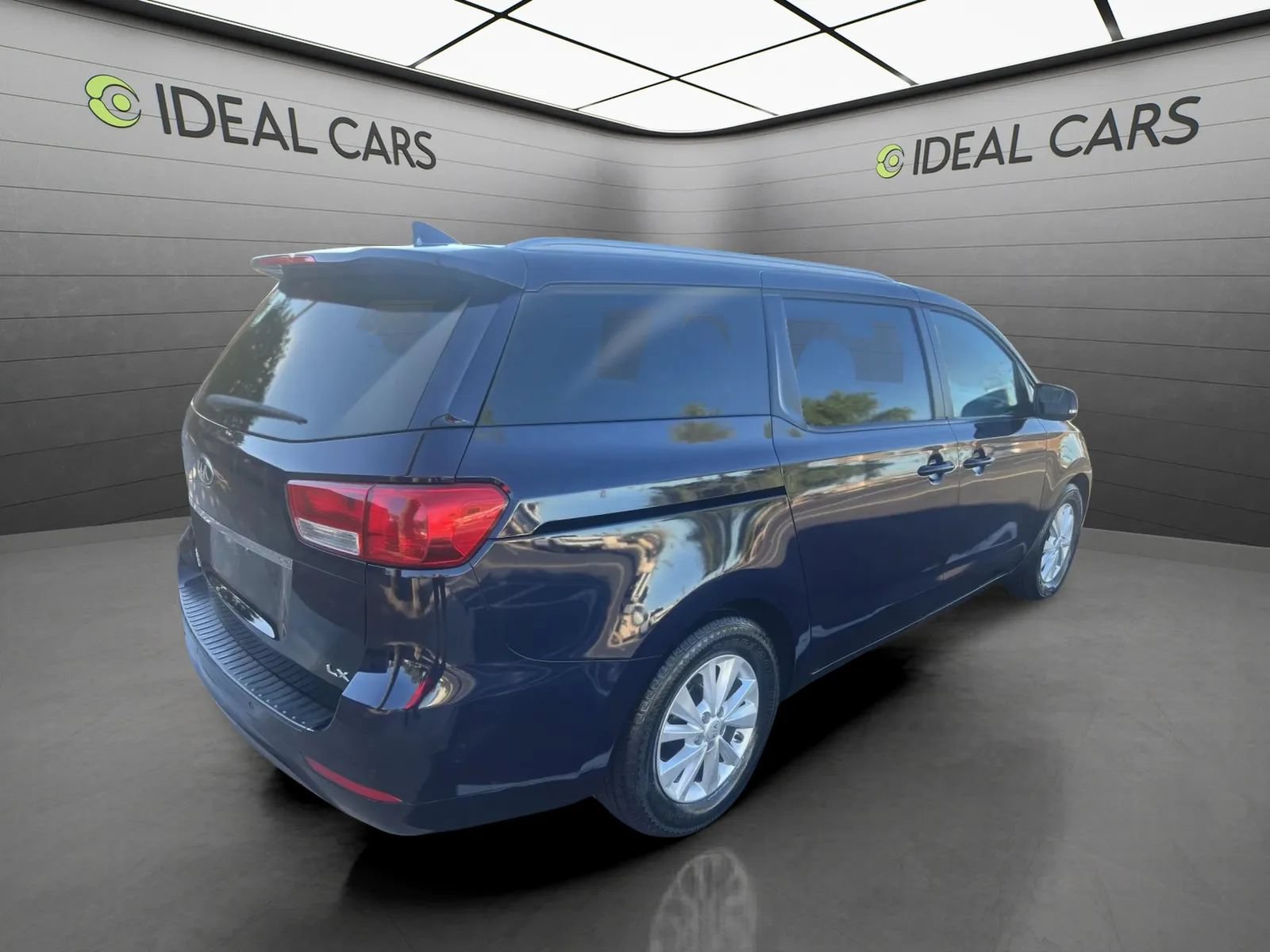 Used 2018 Kia Sedona LX w/ LX Essentials Premium Package FWD image 4