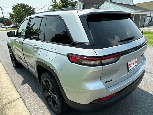 Used 2023 Jeep Grand Cherokee Altitude AWD/4WD image 14