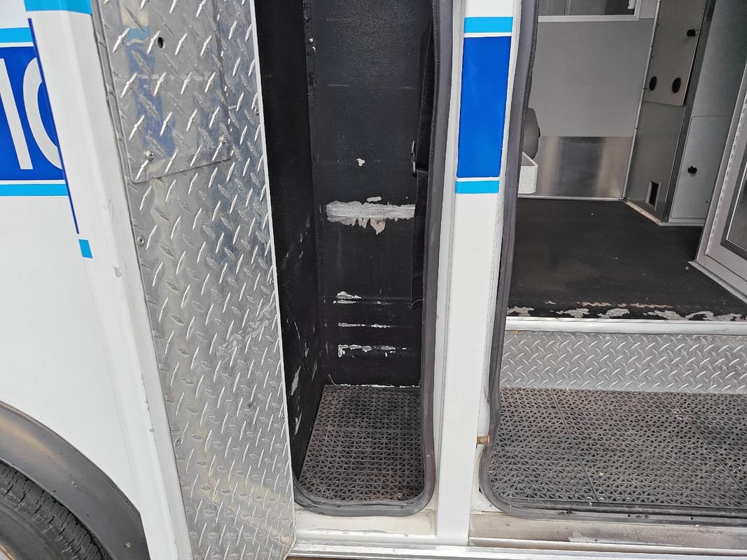 Used 2012 Ford E-450 and Econoline 450 Super Duty w/ Ambulance Prep Pkg RWD image 12