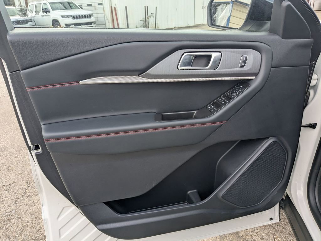 Used 2025 Ford Explorer ST-Line w/ ST-Line Street Pack image 11