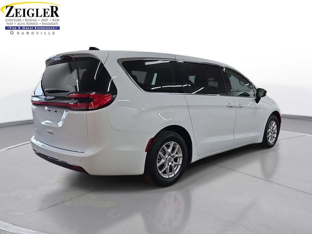 Certified 2024 Chrysler Pacifica Touring-L FWD image 5