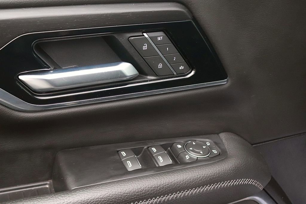 Used 2025 GMC Yukon Denali AWD/4WD image 13