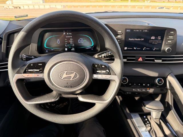 Used 2025 Hyundai Elantra Hybrid image 12