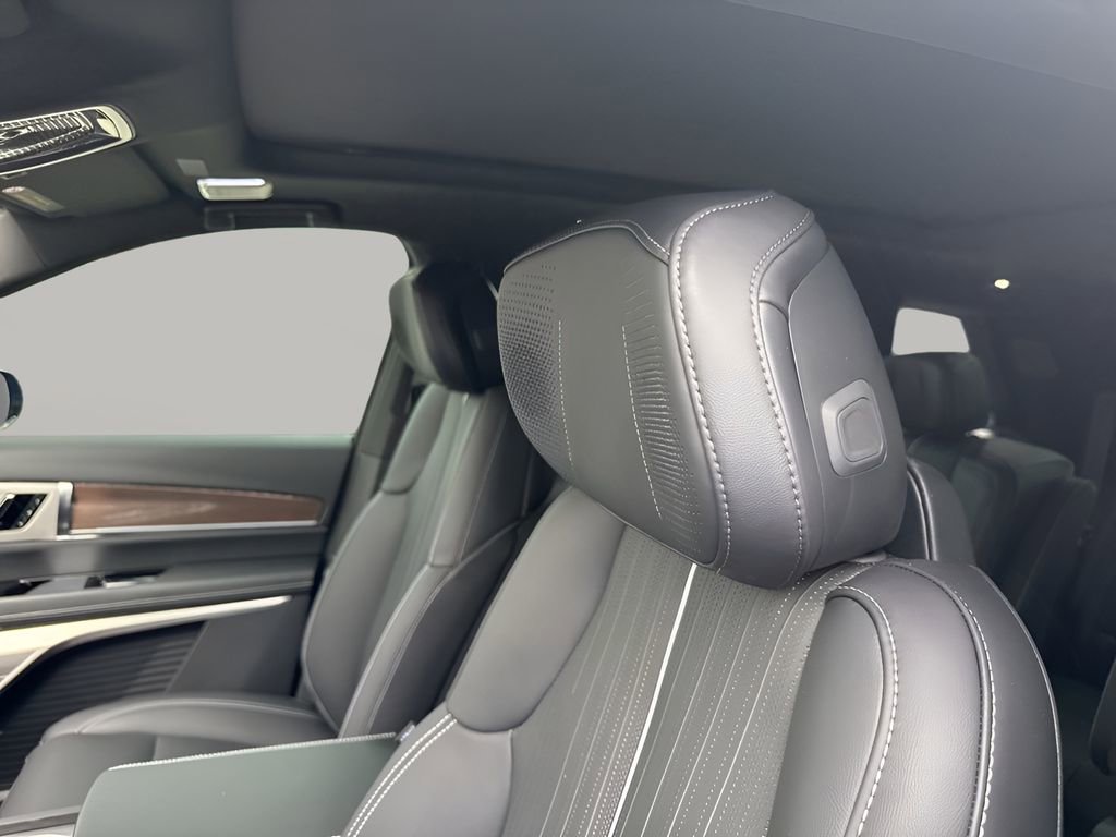 New 2026 Cadillac Vistiq Sport w/ LPO, Floor Liner Package image 18