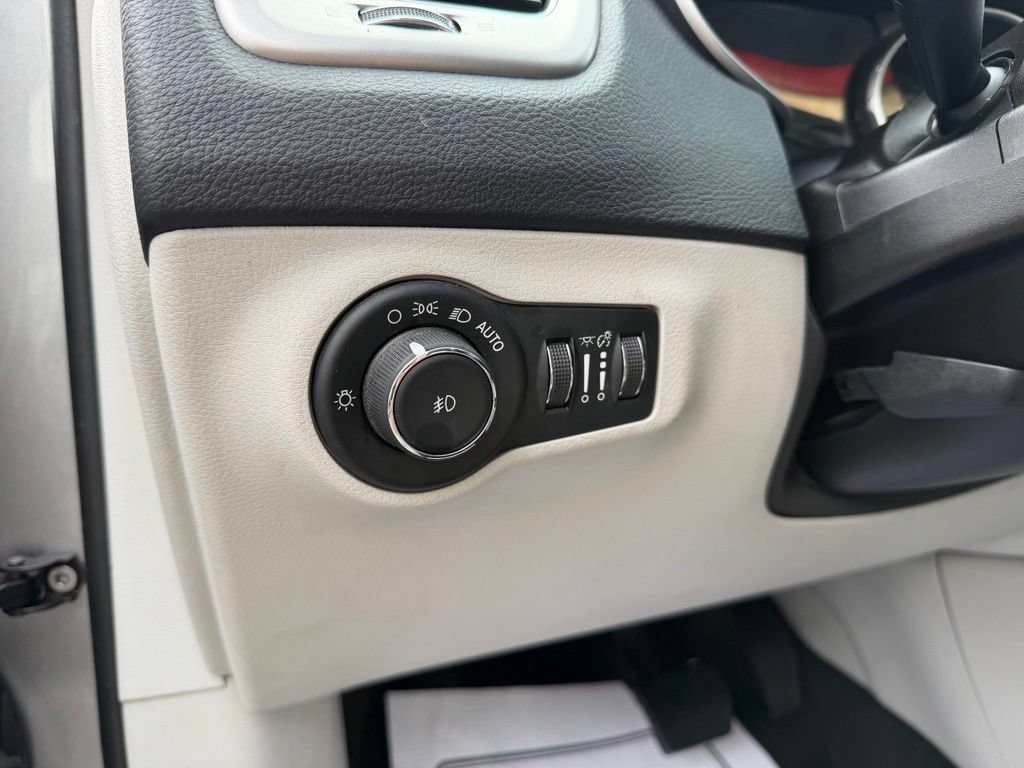 Used 2018 Jeep Compass Latitude w/ Popular Equipment Group FWD image 9
