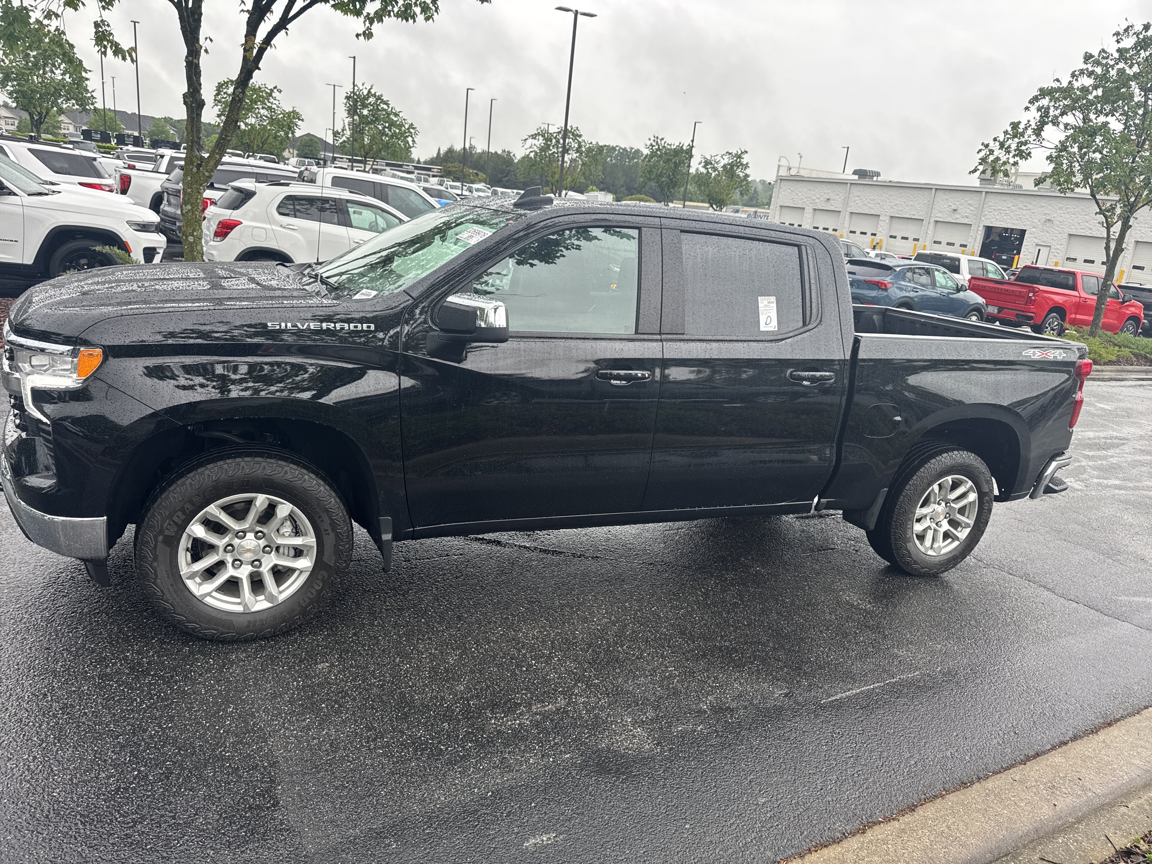 Used 2024 Chevrolet Silverado 1500 LT AWD/4WD image 7