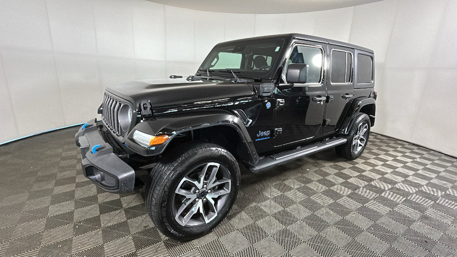 Used 2024 Jeep Wrangler Unlimited w/ Convenience Group AWD/4WD image 8