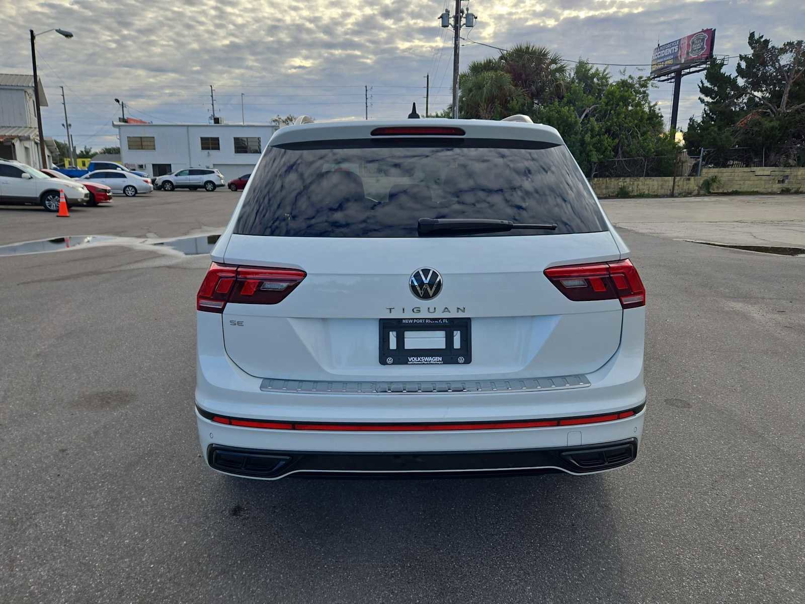 Used 2023 Volkswagen Tiguan SE R-Line image 13