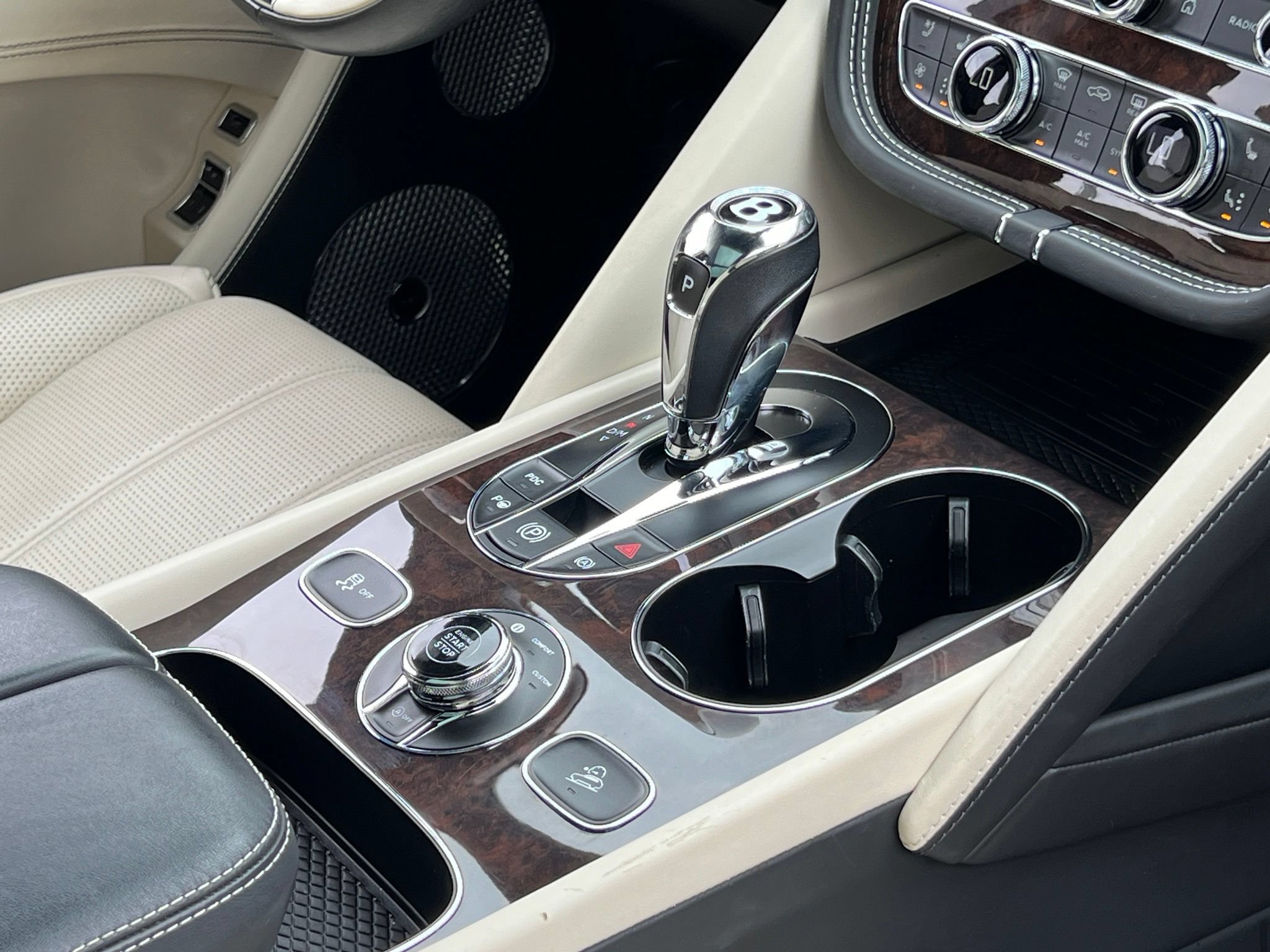 Used 2023 Bentley Bentayga Extended Wheelbase AWD/4WD image 41