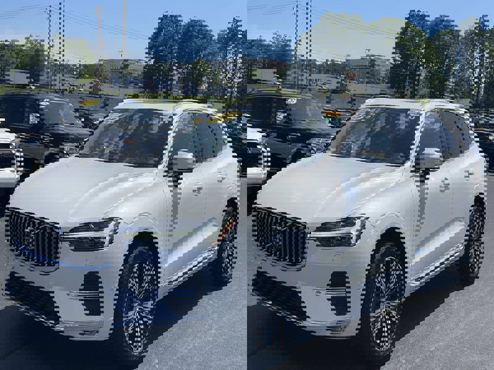 Used 2023 Volvo XC60 B5 Plus w/ Climate Package AWD/4WD image 3