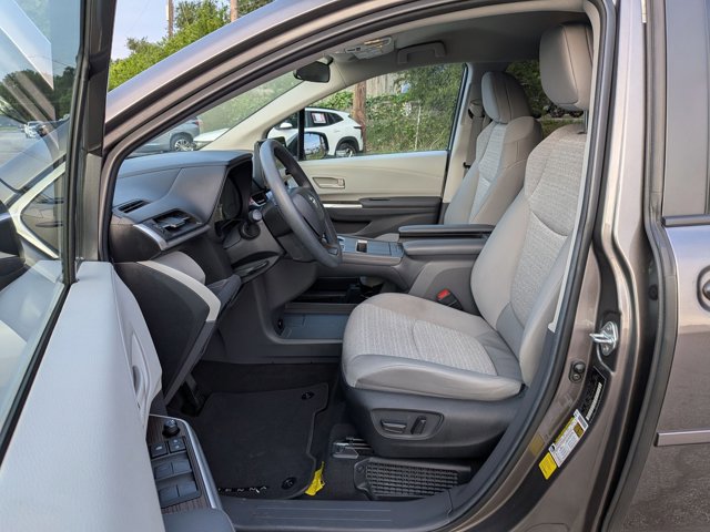 Used 2024 Toyota Sienna LE FWD image 17