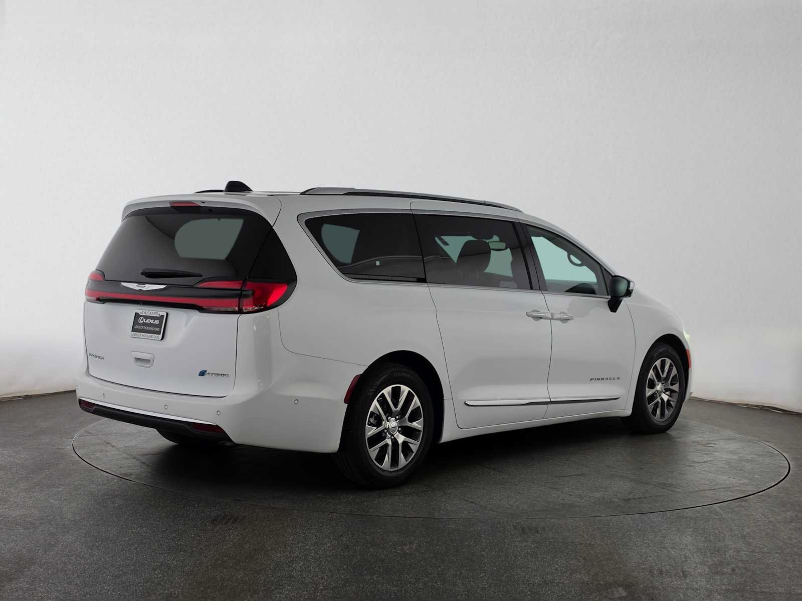 Used 2023 Chrysler Pacifica Pinnacle FWD image 3