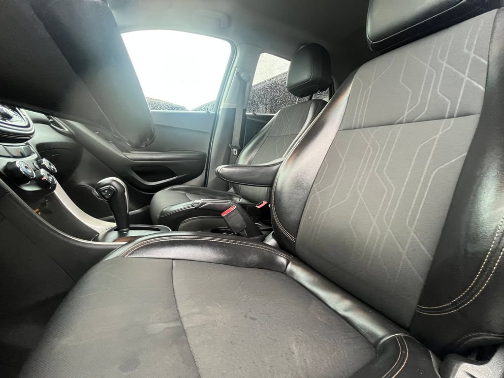 Used 2020 Chevrolet Trax LT w/ LT Convenience Package FWD image 23