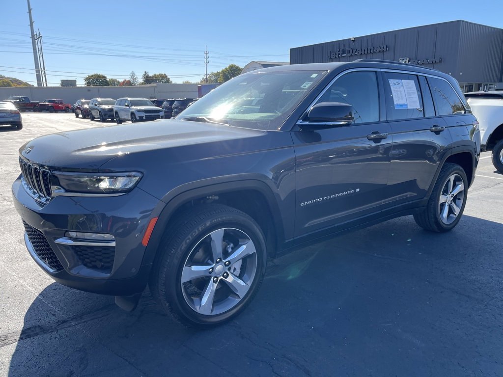 Used 2025 Jeep Grand Cherokee Limited w/ Luxury Tech Group II image 2