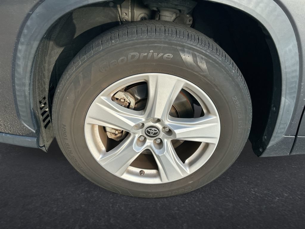 Used 2021 Toyota Highlander LE FWD image 10