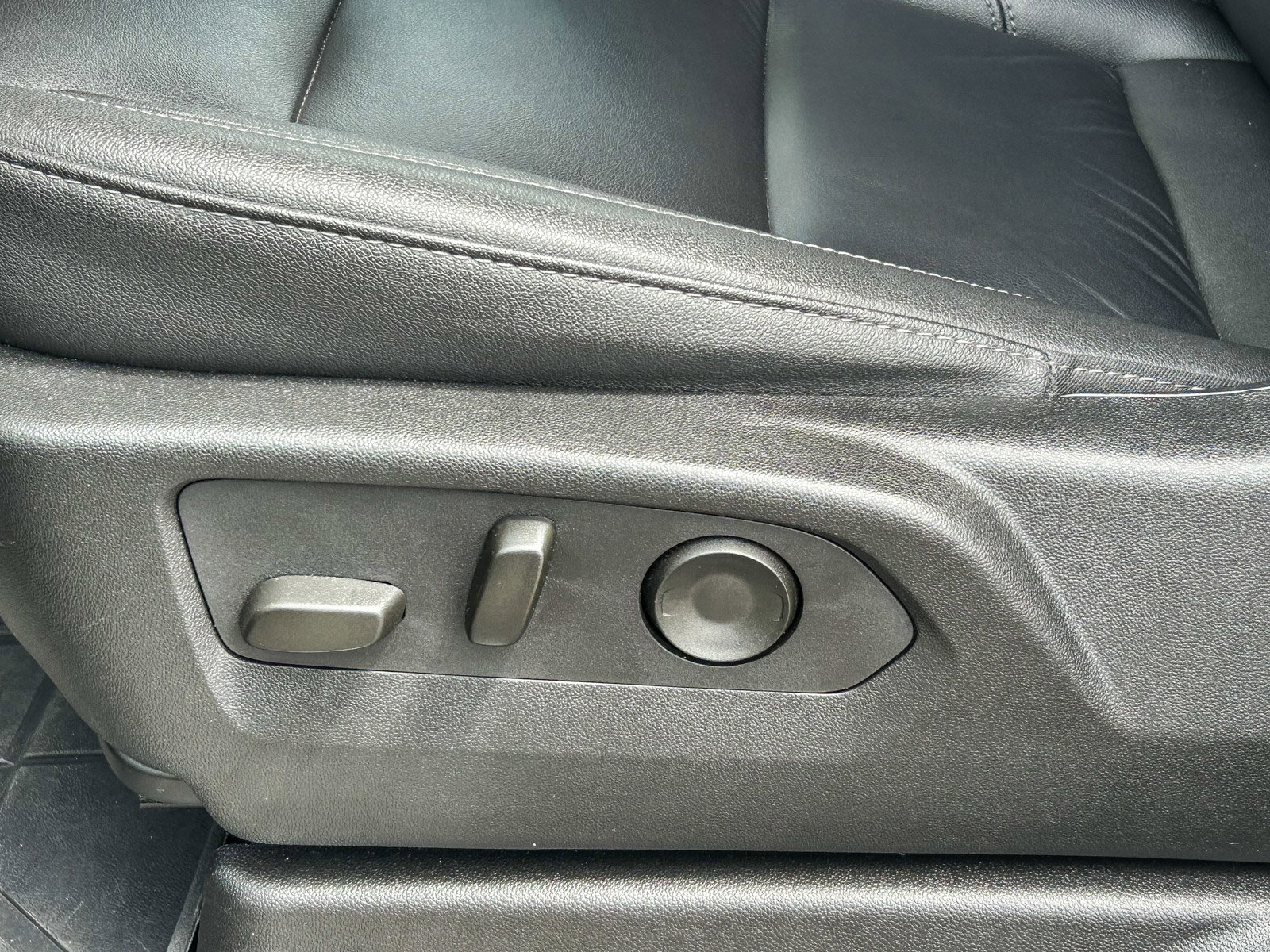 Used 2024 Chevrolet Suburban LT w/ Luxury Package image 22