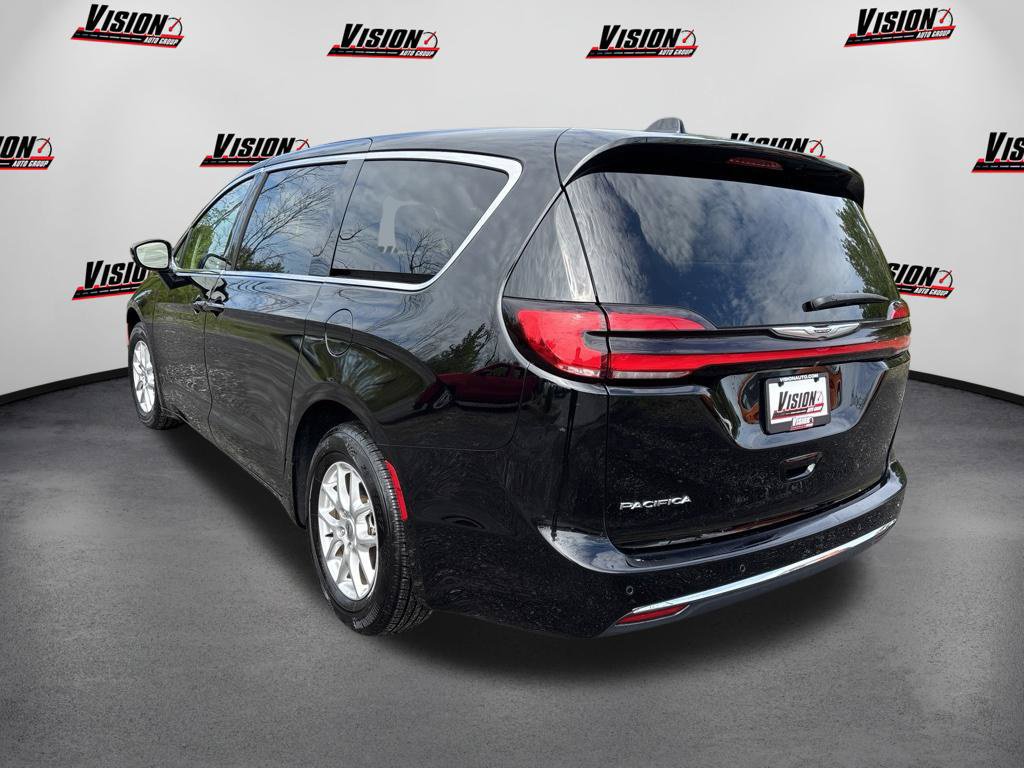 Used 2024 Chrysler Pacifica Touring-L FWD image 3